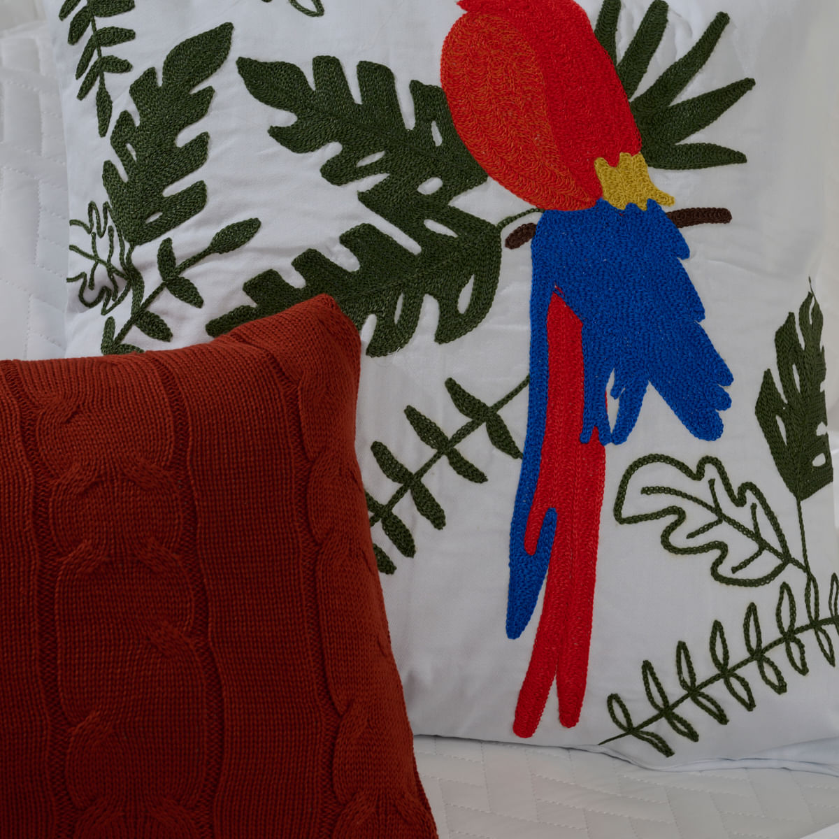 01 01 0482 Capa de Almofada Arara Branco Azul + 01 01 0504 Capa de Almofada Frape Cobre Escuro 002